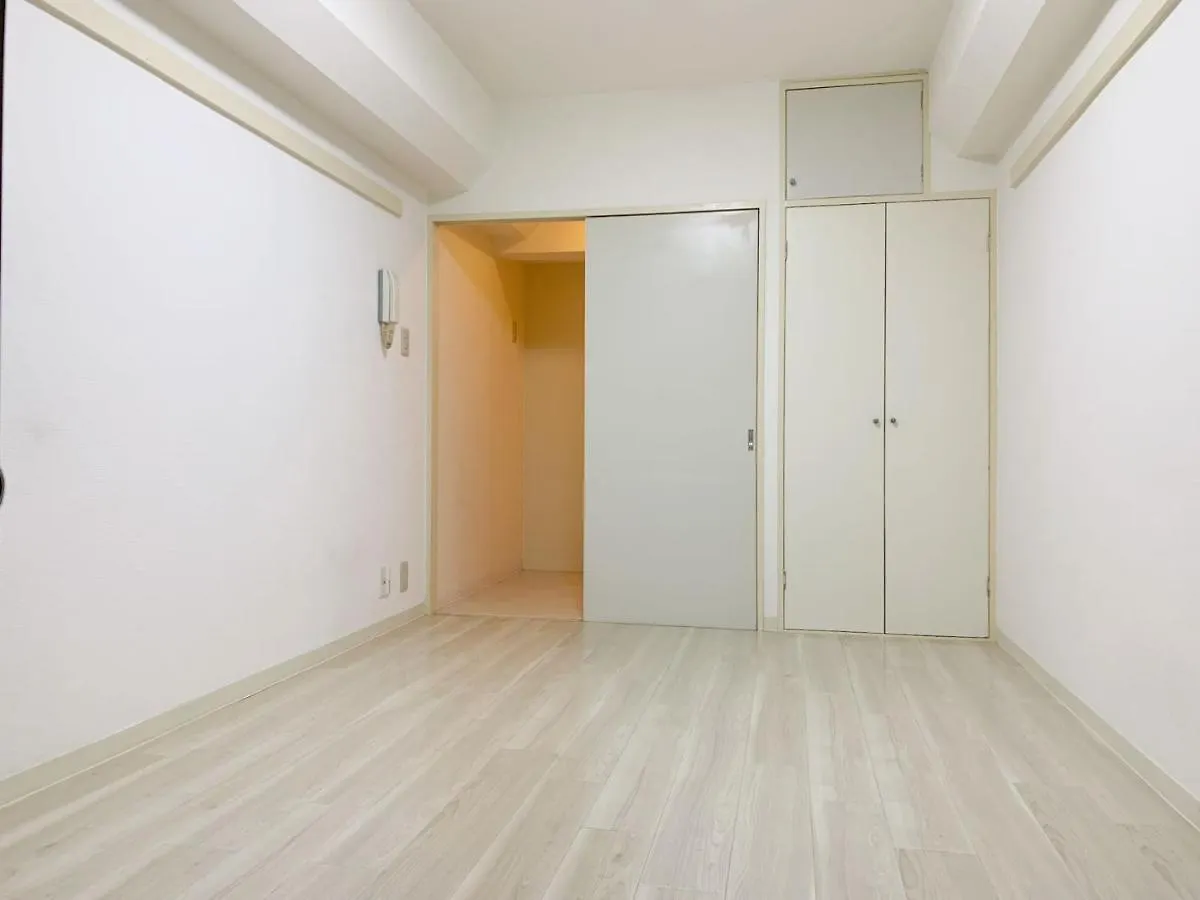 Nishi Shinjuku Apartment: Prime Location, 6-Min Walk to Metro Tokyo Apartment